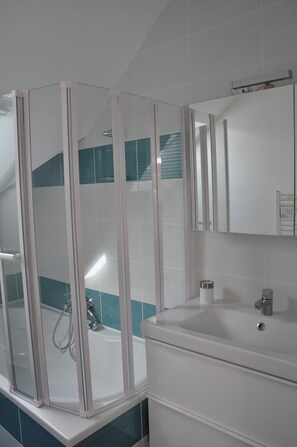 Ensemble douche/baignoire, sèche-cheveux