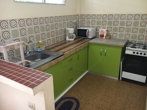 Fridge, microwave, oven, stovetop - APARTMENT F3 bottom of villa to rent for holidays (ANSES D'ARLET)