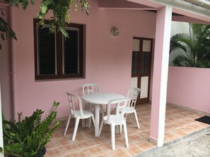 Outdoor dining - APARTMENT F3 bottom of villa to rent for holidays (ANSES D'ARLET)