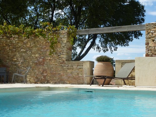 Gite de charme dans maison vigneronne du 18 éme siecle
Piscine privée vacanciers