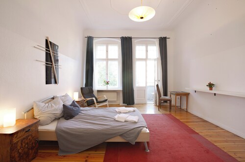 Großzügige, luxuriös ausgestattete Altbauwohnung mit 3 Zimmern + kleinem Balkon