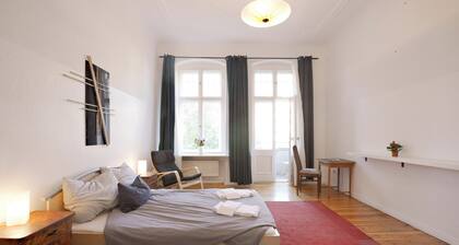 Großzügige, luxuriös ausgestattete Altbauwohnung mit 3 Zimmern + kleinem Balkon