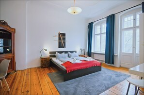 2 Schlafzimmer, Schreibtisch, Bügeleisen/Bügelbrett, Reisekinderbett