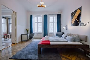 2 Schlafzimmer, Schreibtisch, Bügeleisen/Bügelbrett, Reisekinderbett