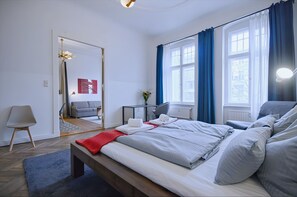 2 chambres, bureau, fer et planche à repasser, lit parapluie