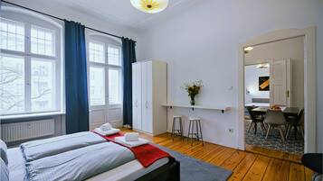 2 Schlafzimmer, Schreibtisch, Bügeleisen/Bügelbrett, Reisekinderbett