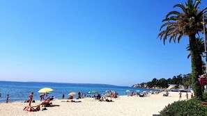 On the beach, sun-loungers - Le Golfe 1 - Seaside, 2BR, AC Wifi, Parking, Terrace. Ideal for families ! (Vallauris)