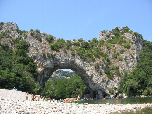 Independent gîte, private swimming pool and large garden, quiet, activities.