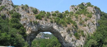 Independent gîte, private swimming pool and large garden, quiet, activities.