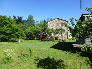 Property grounds - Independent gîte, private swimming pool and large garden, quiet, activities. (Le Martinet)