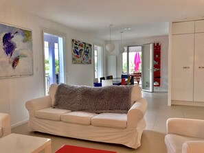 Smart TV, DVD player, table tennis, books