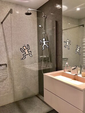 Dusche, Haartrockner, Bidet, Handtücher