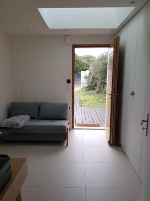 Smart-TV, DVD-Player, Tischtennisplatte, Bücher