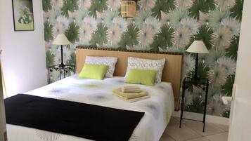 4 slaapkamers, een bureau, een strijkplank/strijkijzer, reisbedje