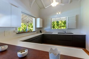 Geladeira, micro-ondas, fogão, lava-louças