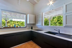 Geladeira, micro-ondas, fogão, lava-louças