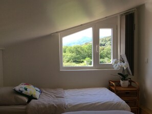 2 bedrooms, iron/ironing board, travel cot, free WiFi