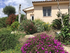 Exterior detail - Appt Meublé de tourisme 3 *ds villa with 2 terraces, swimming pool, open view. (Figari)
