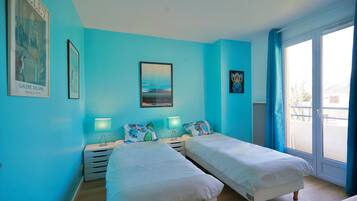 3 slaapkamers, een bureau, een strijkplank/strijkijzer, reisbedje