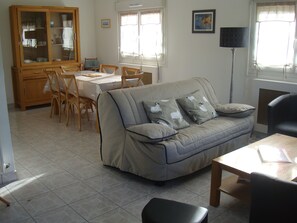 TV, books, stereo - Bright 70m² (2 bedrooms/4-6 p.), Wi-Fi, beach 350m, quiet area, near shops. (Saint-Malo)