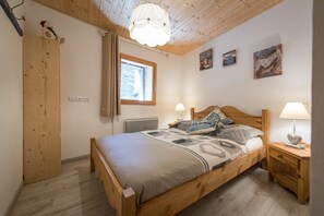 4 bedrooms, travel cot, free WiFi, bed sheets