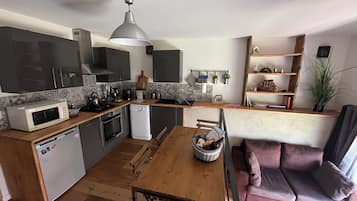 Geladeira, micro-ondas, fogĂŁo, cooktop