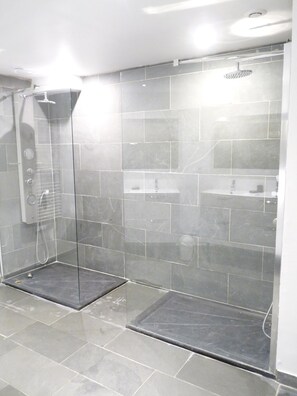 Ducha y bañera combinadas, secador de pelo y toallas