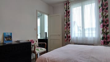 1 habitación, escritorio, tabla de planchar con plancha y cuna de viaje
