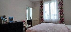 1 bedroom, desk, iron/ironing board, travel cot - Small 1930s house located 300 m from the beach, rated 3 *. (Barneville-Carteret)