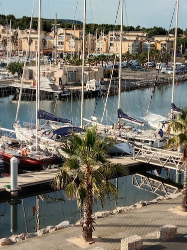 Gruissan (Aude). Quiet apartment with marina view and parking space