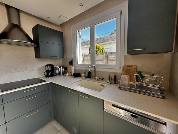 Kühlschrank, Mikrowelle, Ofen, Herdplatte