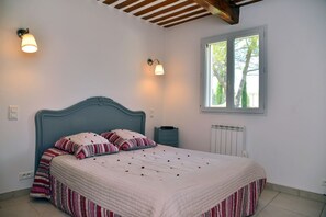 2 bedrooms, iron/ironing board, travel cot, free WiFi