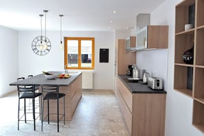 Réfrigérateur, four à micro-ondes, un four, surface de cuisson