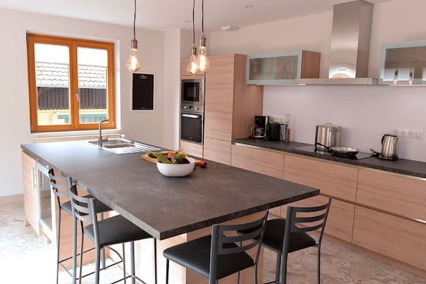 Réfrigérateur, four à micro-ondes, un four, surface de cuisson