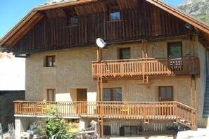 Exterior - Pretty apartment which kept the charm of the houses of the region (Vars)