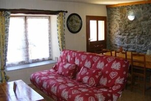 TV, books, stereo - Pretty apartment which kept the charm of the houses of the region (Vars)