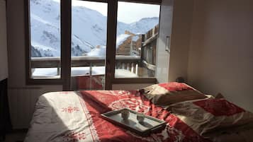 1 bedroom, travel crib, free WiFi, bed sheets