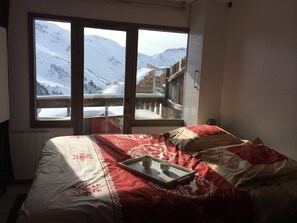 1 bedroom, travel crib, free WiFi, bed sheets - Beautiful T2 with south facing balcony in high floor completely renovated in 2015. (Morzine)