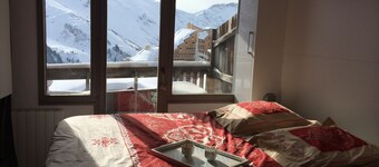 Beautiful T2 with south facing balcony in high floor completely renovated in 2015.