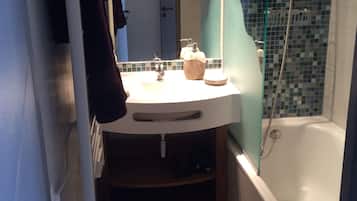 Ensemble douche/baignoire, sĂšche-cheveux, papier toilette