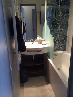 Combined shower/tub, hair dryer, toilet paper - Beautiful T2 with south facing balcony in high floor completely renovated in 2015. (Morzine)
