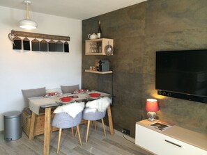 Dining - Beautiful T2 with south facing balcony in high floor completely renovated in 2015. (Morzine)