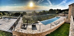 Outdoor pool, an infinity pool - Mas des Amis, Seguret, Village classified in Provence, heated swimming pool  (Seguret)