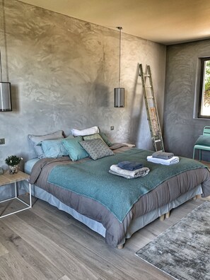 6 bedrooms, iron/ironing board, WiFi, bed sheets - Mas des Amis, Seguret, Village classified in Provence, heated swimming pool  (Seguret)