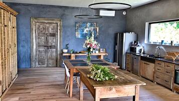 Een koelkast, een microgolfoven, een oven, een kookplaat