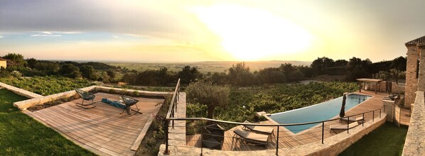 Utendørsbasseng og et evighetsbasseng