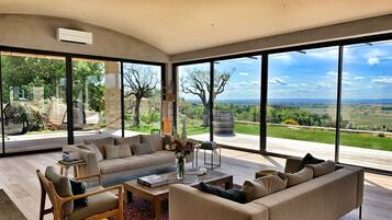 Televisie, een open haard, boeken en een stereo