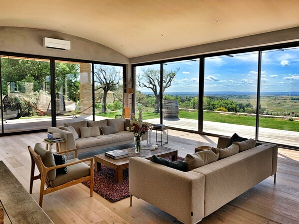 TV, peis, bøker og stereoanlegg