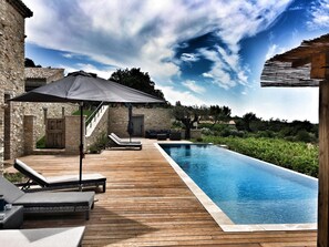 Utendørsbasseng og et evighetsbasseng