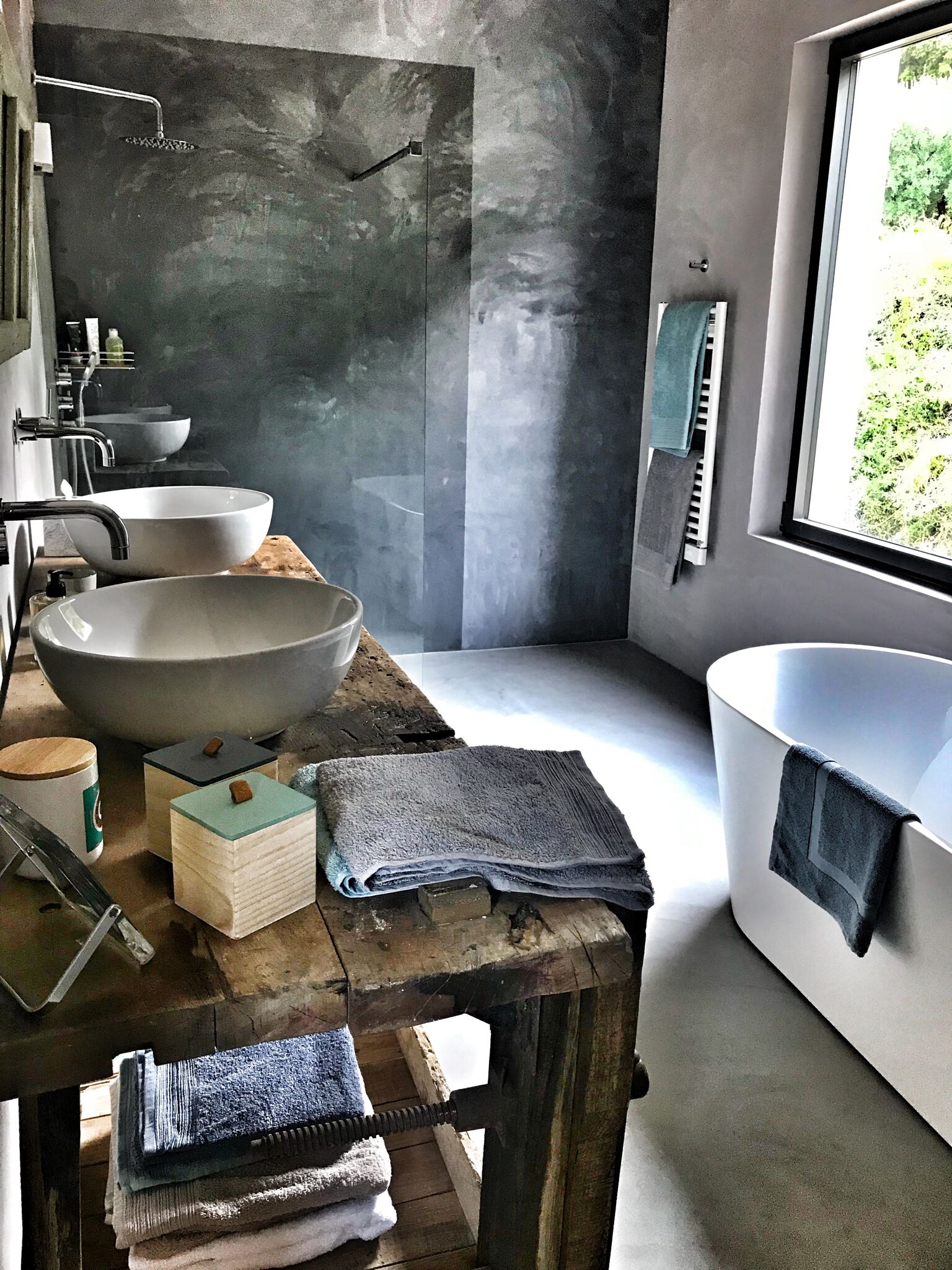 Baignoire, sèche-cheveux, serviettes fournies, savon